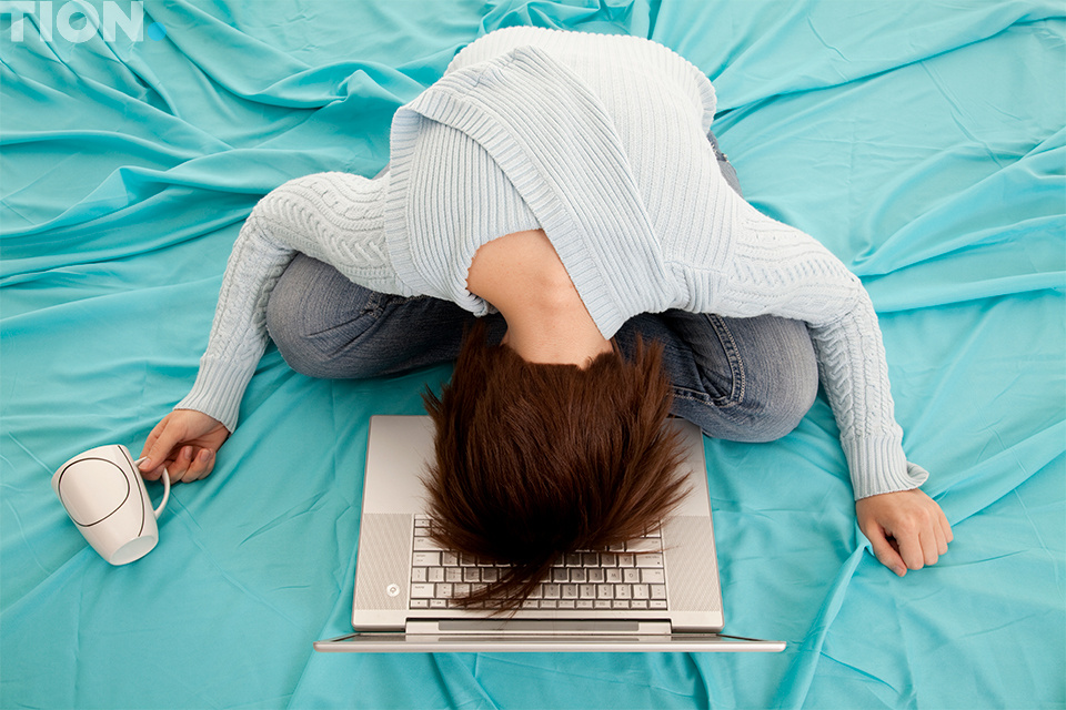 Женщина, лежащая на компьютере